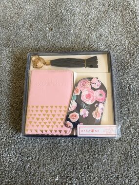 MARA-MI Pink Floral Travel Gift Set – Passport Holder & Luggage Tag